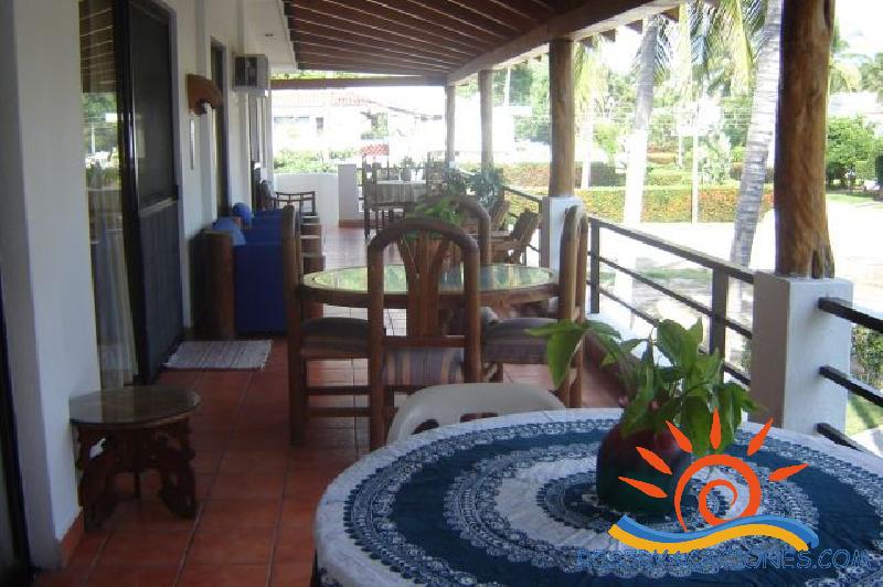 Casa de 6 recamaras hasta para 22 personas con alberca. En Club Santiago,  Manzanillo - Reservacaciones