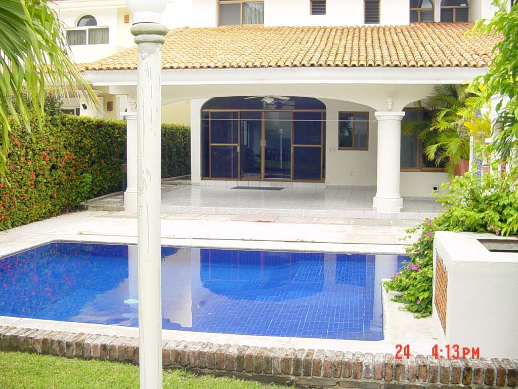 Casa de 4 recamaras alberca propia, terraza, 1 Cuadra de la playa Miramar